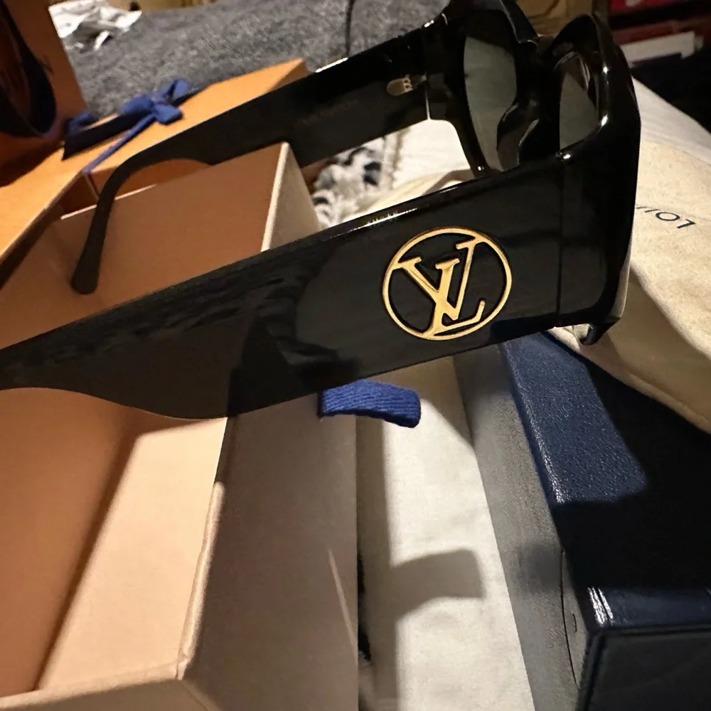 LV glasses - Picture 2 of 3
